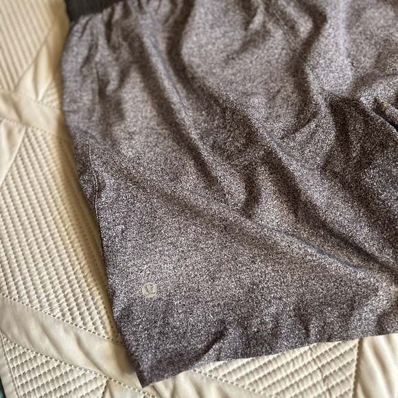 Men’s Lululemon Pace Breaker Linerless Short 7" - Gray Speckled - Size Medium - Picture 3 of 8